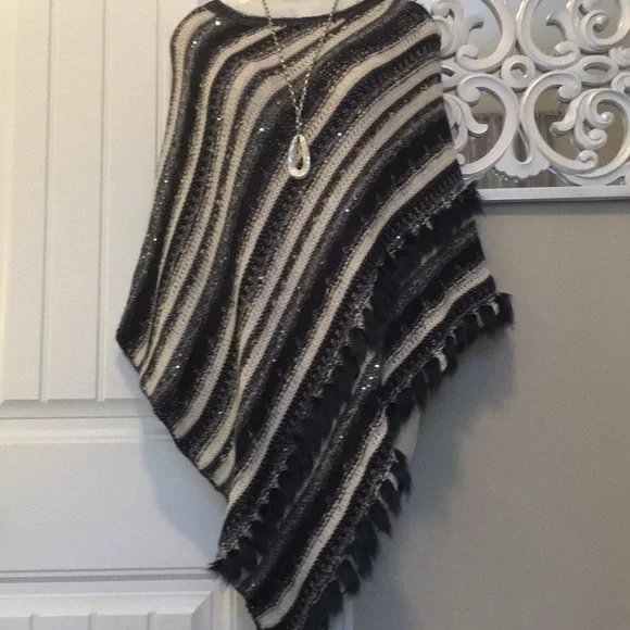 NWOT CHICOS S/M FUR TRIMMED PONCHO TOP.  Bundle and save! - Picture 4 of 8